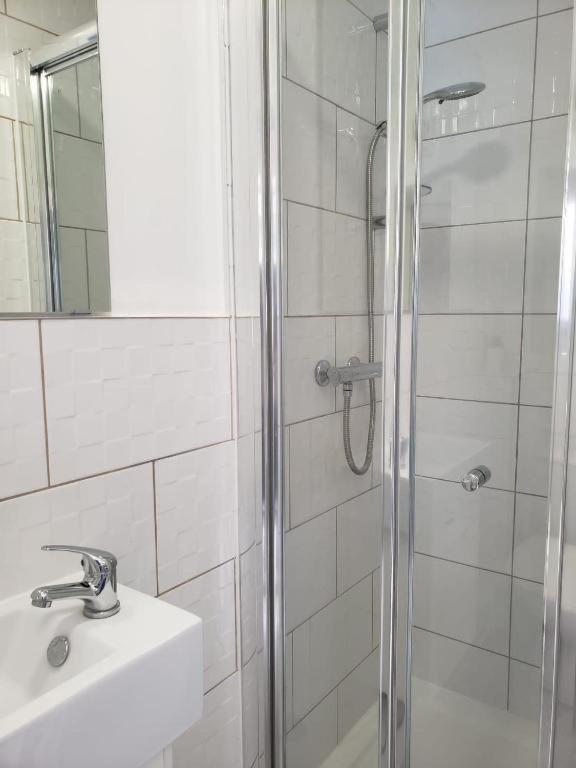 Single Room Only For One Adult Southall Exterior photo