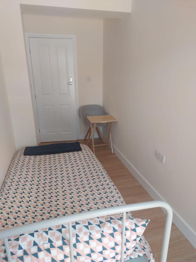 Single Room Only For One Adult Southall Exterior photo