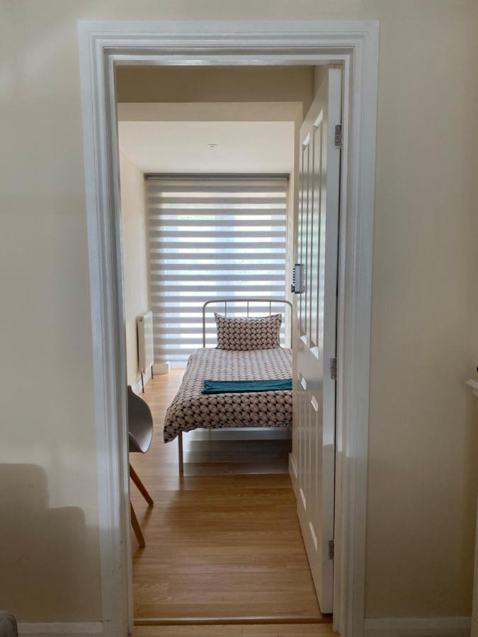 Single Room Only For One Adult Southall Exterior photo