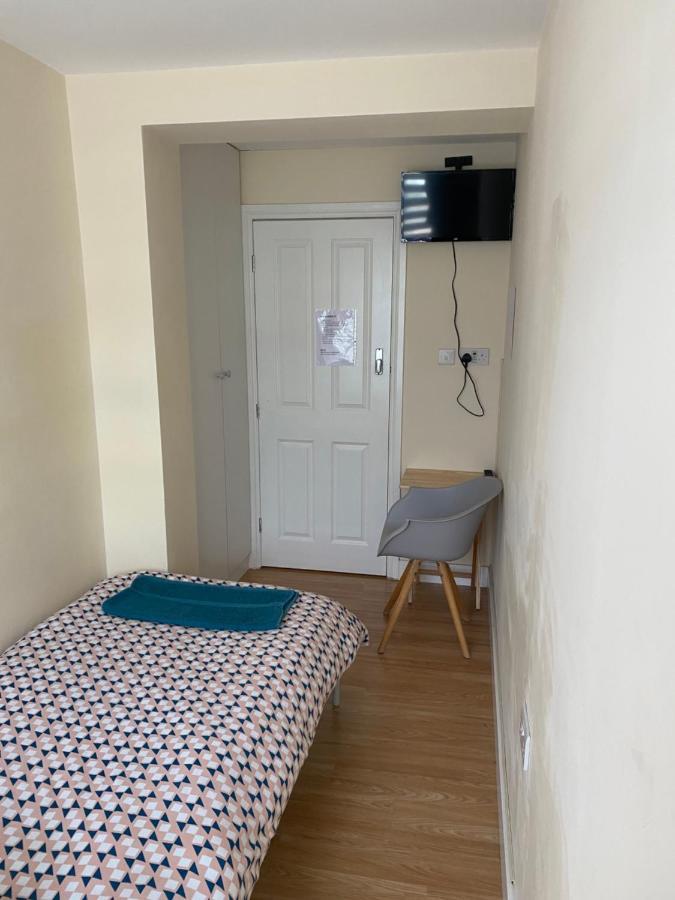 Single Room Only For One Adult Southall Exterior photo